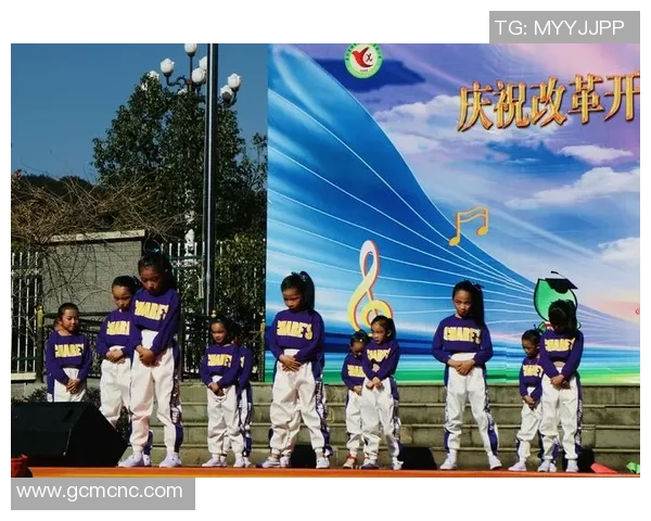 长发小球星绿茵场上的激情奔跑与青春风采展现